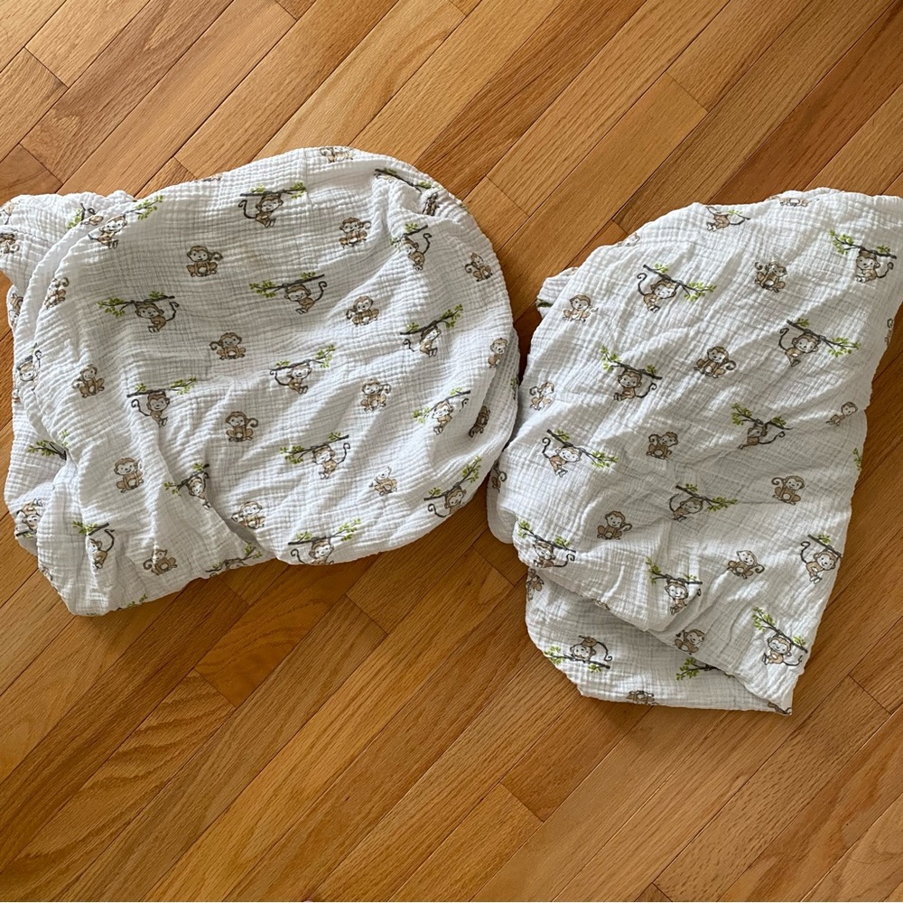 2 Crib Sheets: Happy Monkey Print. Muslin. White and brown, unisex. - Picture 3 of 6